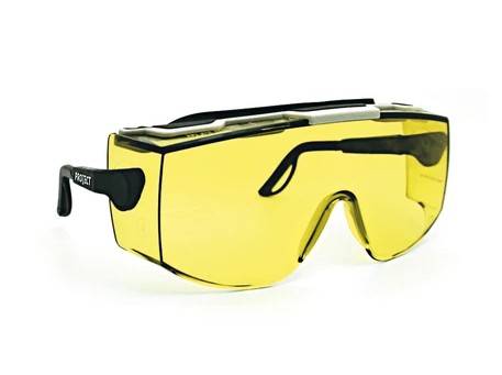 Lunettes de protection UV avec filtre jaune, adaptées au port de lunettes de correction. Monture noire, certifiées EN 166 et EN 170 pour une protection optimale.