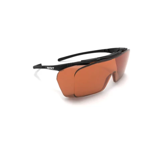 Lunettes de protection UV avec un design sportif, monture noire et filtre orange. Parfaites pour porteurs de lunettes.